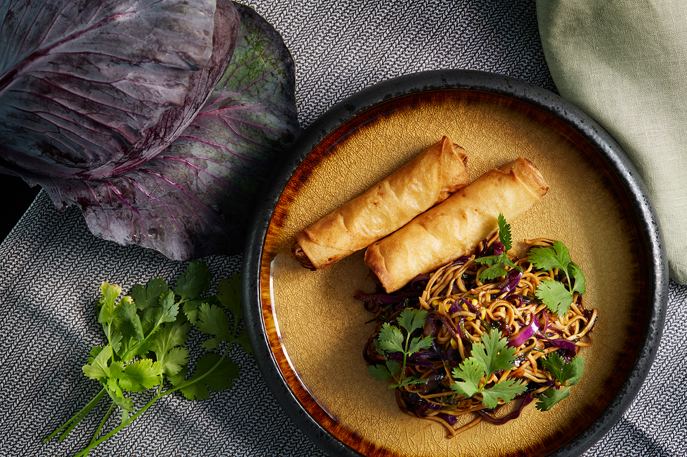 Forårsruller med stegte nudler. Opskrift Kokkenes Køkken