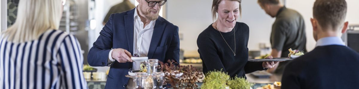 Skåle med grønt kantine